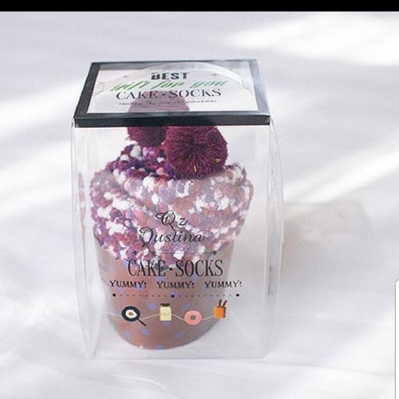 Cupcake fuzzy socks with ornament box - Picture 6 of 8